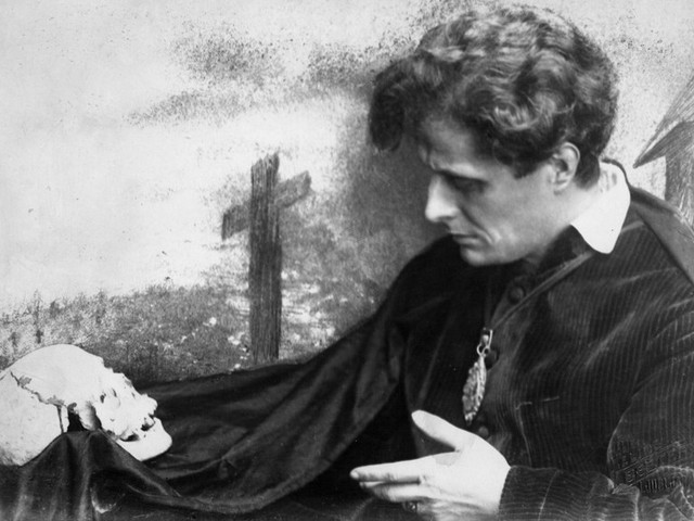 Zvonimir Rogoz kot Hamlet (vir: SLOGI)