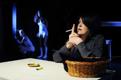 Milena Marković: Barčica za punčke / Na fotografiji: Barbara Cerar, Iva Babić in Katja Levstik, Foto: Peter Uhan