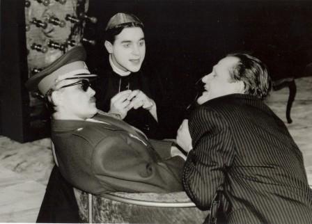 General; Jean Genet Balkon (ob njem Jožef Ropoša in Pavle Ravnohrib), foto Hoc'n'Hoc Studio