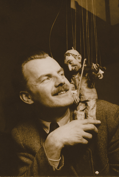 Jože Pengov z lutko Gašperčka - Franz Pocci: Čarobne gosli, režija Jože Pengov - 1951/ Foto: Arhiv LGL