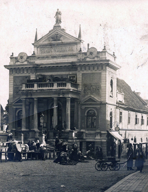 Semanji dan pred gledališčem; vir: ZAP